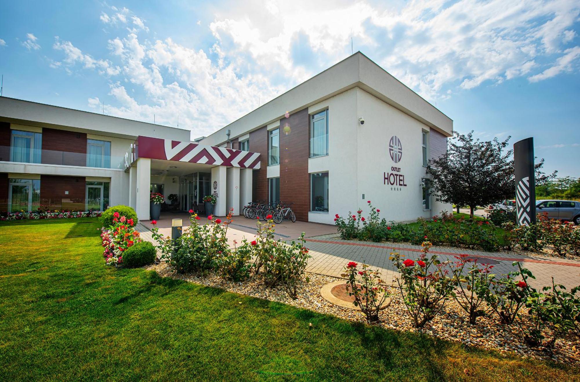 Outlet Hotel Polgár Exteriér fotografie